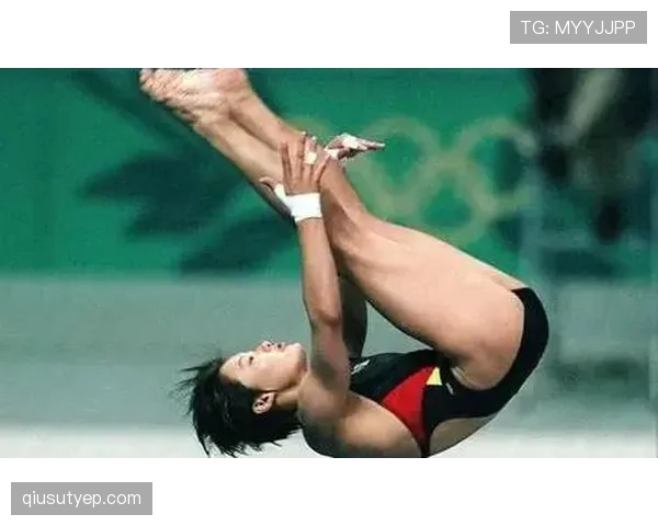 伏明霞跳水拿金牌那会儿，谁想到她后来嫁豪门连生仨娃还天天素颜遛狗？